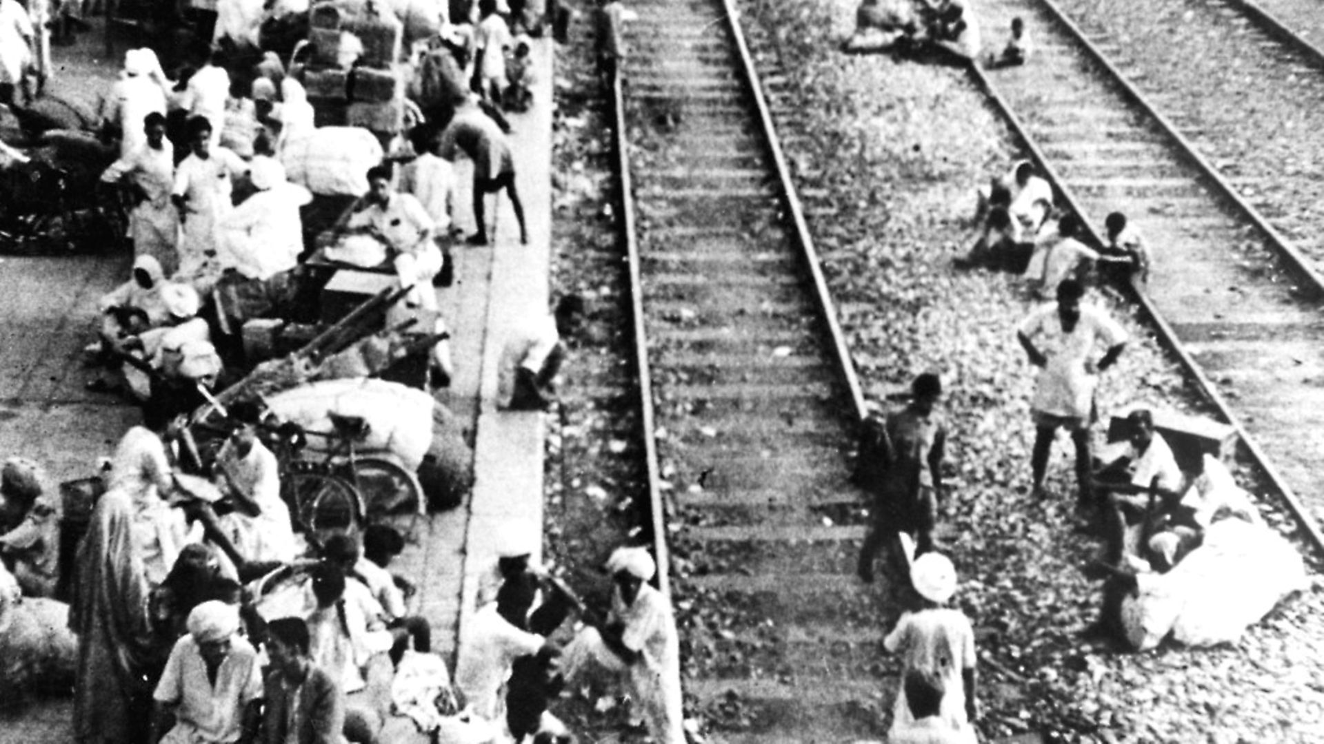 Refugees throng platform and railway lines as they await trains to leave Pakistan after widespread rioting.15. September 1947 - Credit: TopFoto.co.uk