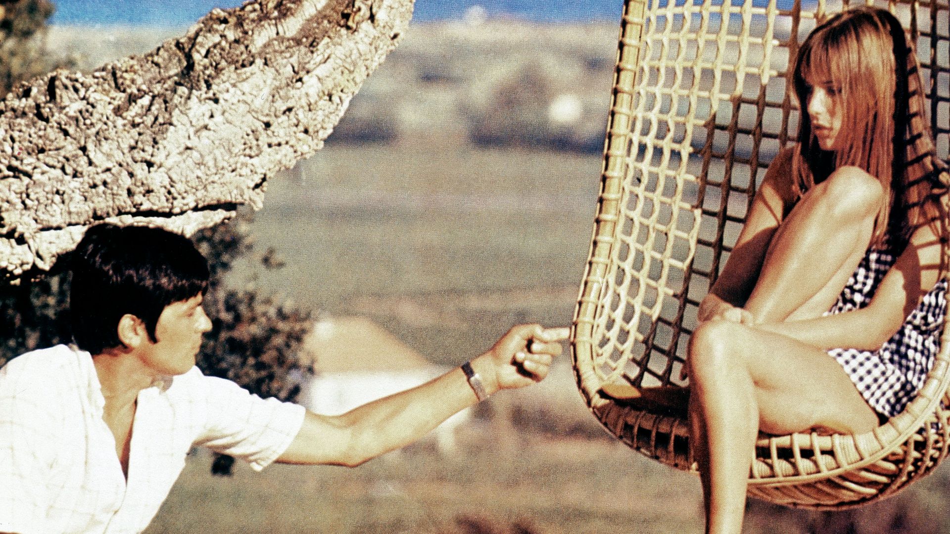 Alain Delon and Jane Birkin on the set of La Piscine (1969) - Credit: FilmPublicityArchive/United Arch