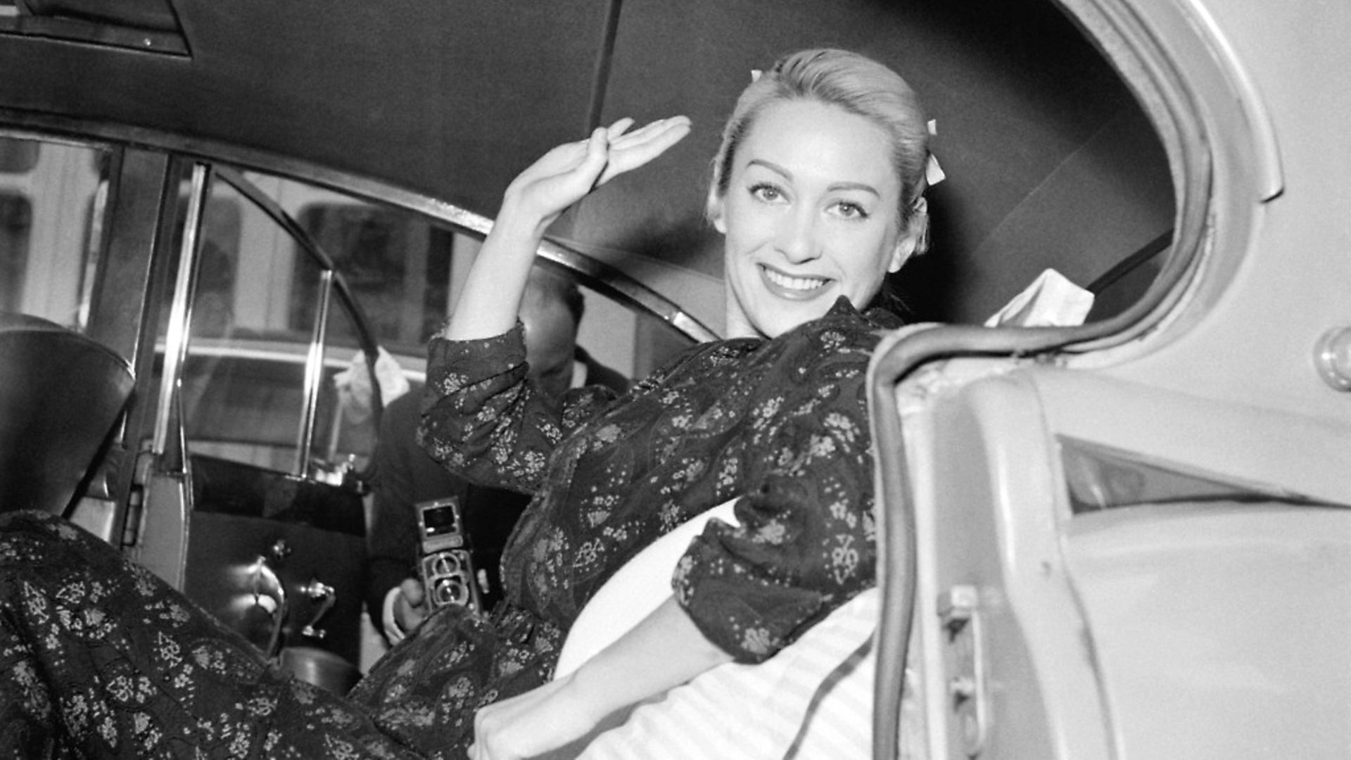 L'actrice Martine Carol quittant la clinique en voiture o� elle a suivi un traitement, � Paris, France le 25 juin 1957. (Photo by Keystone-France/Gamma-Rapho via Getty Images) - Credit: Gamma-Keystone via Getty Images