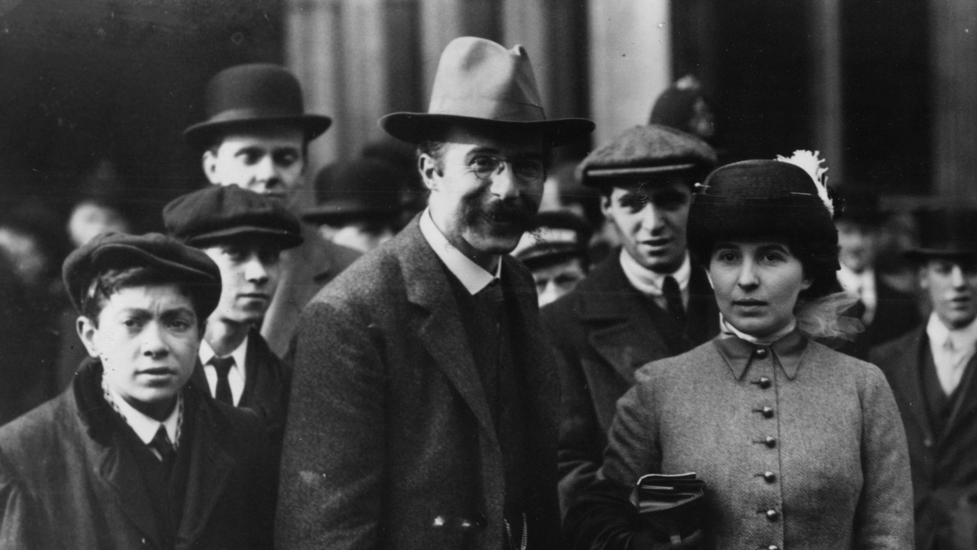 Arthur Ransome leaving court after attending the Lord Alfred Douglas libel case as a defendant - Credit: Getty Images