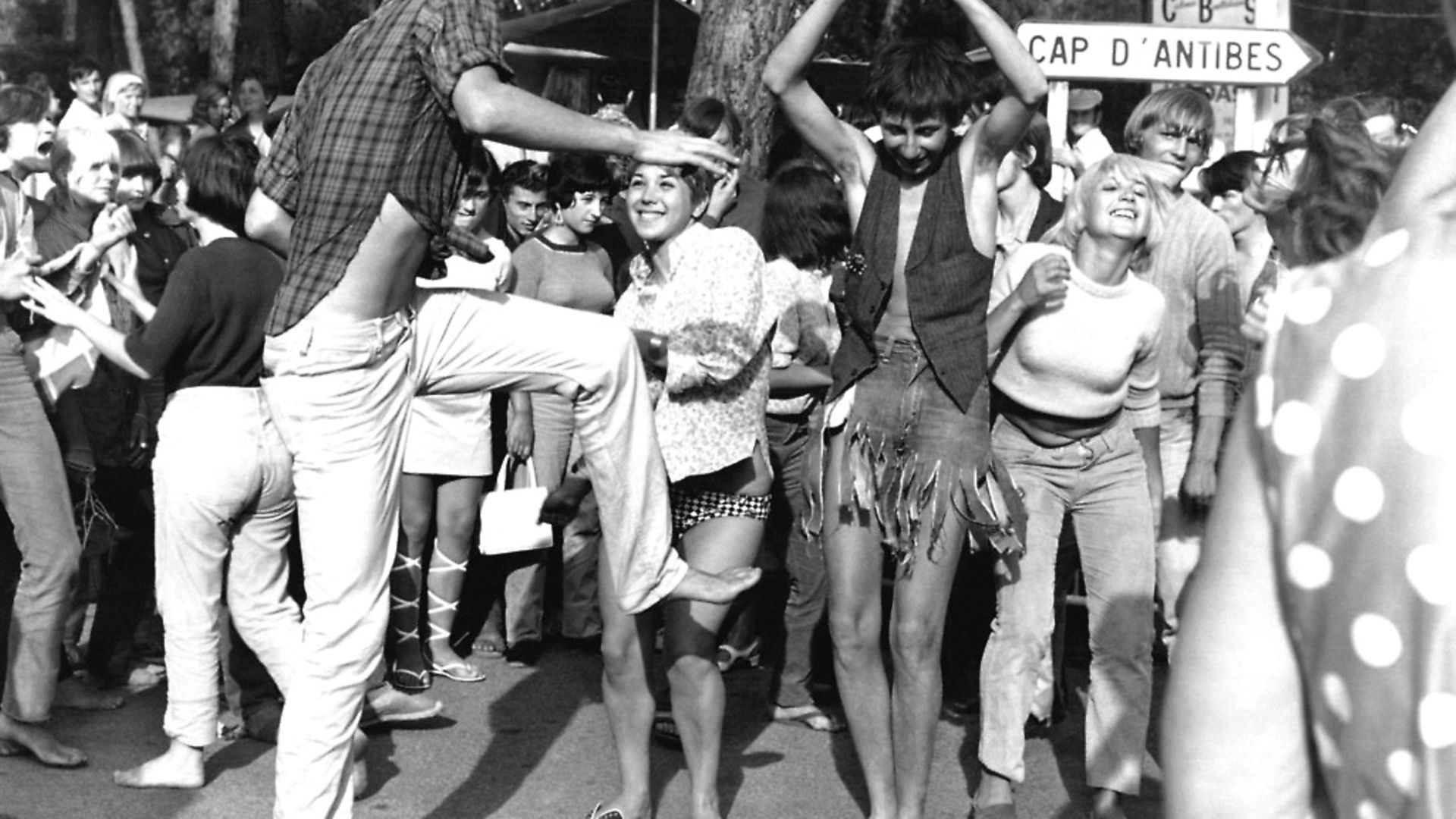 La jeunesse dansant le jerk dans les rues de Juan-les-Pins, France en 1966. Photo: Keystone-France/Gamma-Rapho via Getty Images) - Credit: Gamma-Keystone via Getty Images