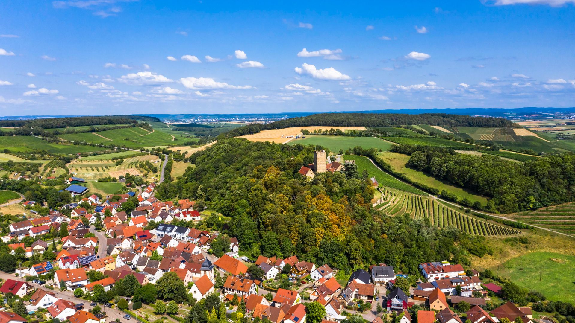 Neipperg, with its castle in the centre, close to the town of Heilbronn