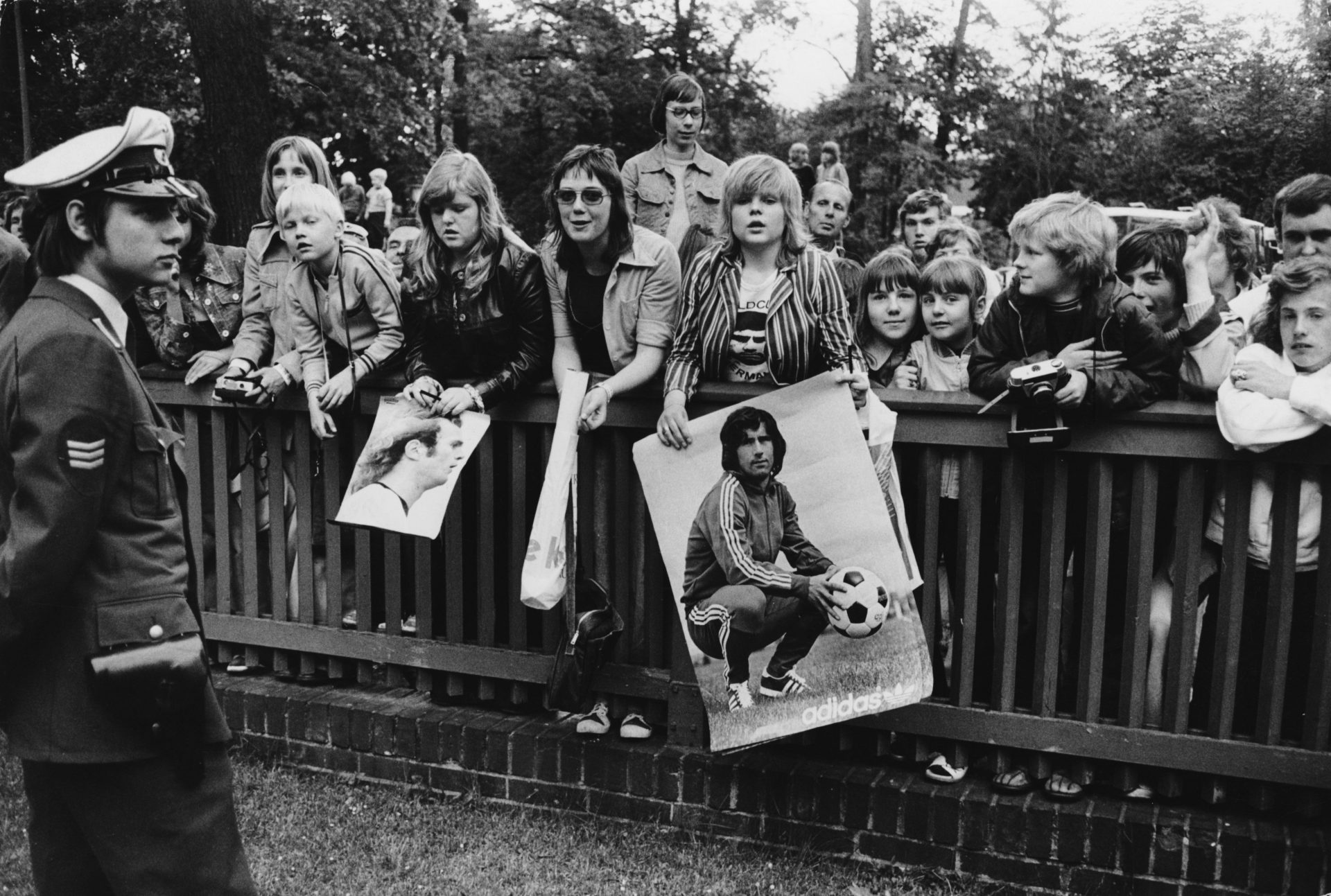 A young fan holds
a picture of Gerd
Müller as supporters
wait for the West
Germany team to
arrive at their Berlin
hotel before the
start of the 1974
World Cup finals
Photo: Bernd Wende/
ullstein bild
via Getty Images