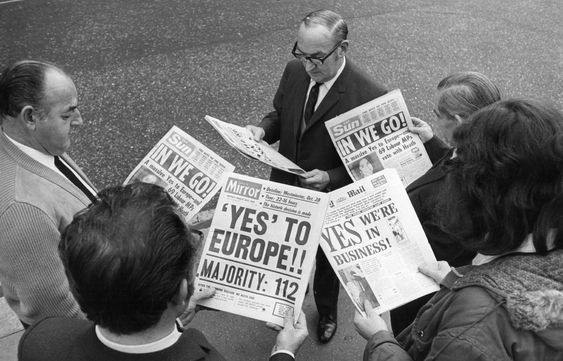 The morning after: City workers study newspapers reporting the Commons vote on common market entry. Photo: Douglas Miller/
Keystone/Getty Images.